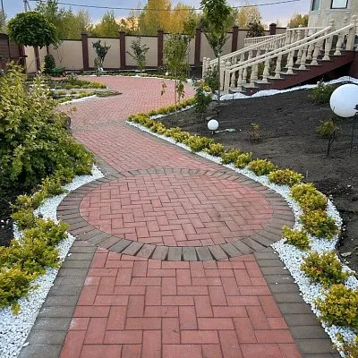 Садовая дорожка с фонарями и хвойными