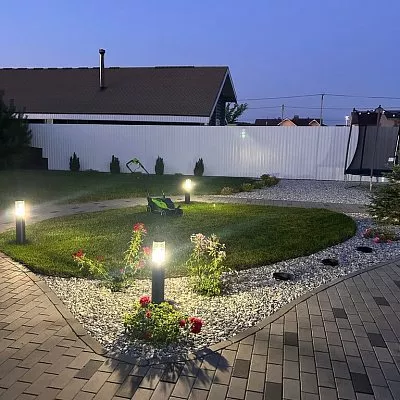 Розы и садовые светильники