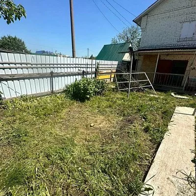 Участок до работ: бурьян и опалубка