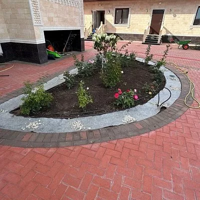 Овальная клумба на брусчатке